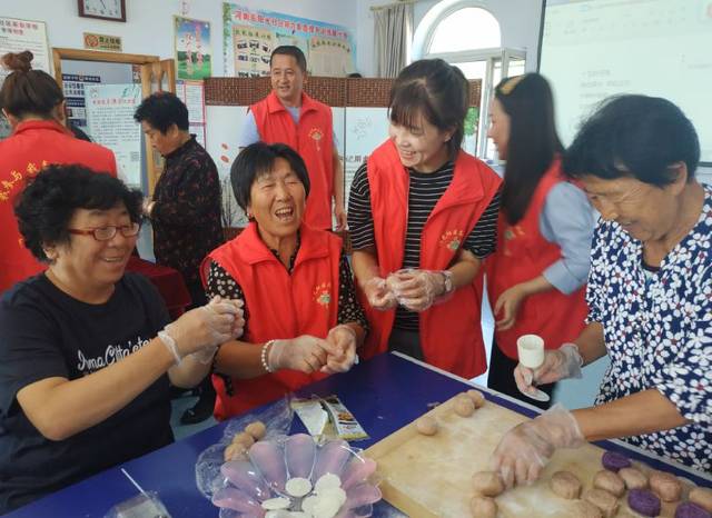 主题党日河南街道阳光社区开展中秋志愿行情暖老人心主题党日活动