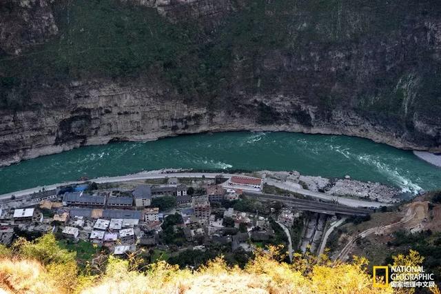 大渡河从大峡谷穿越而过,成昆铁路从山中飞驰.