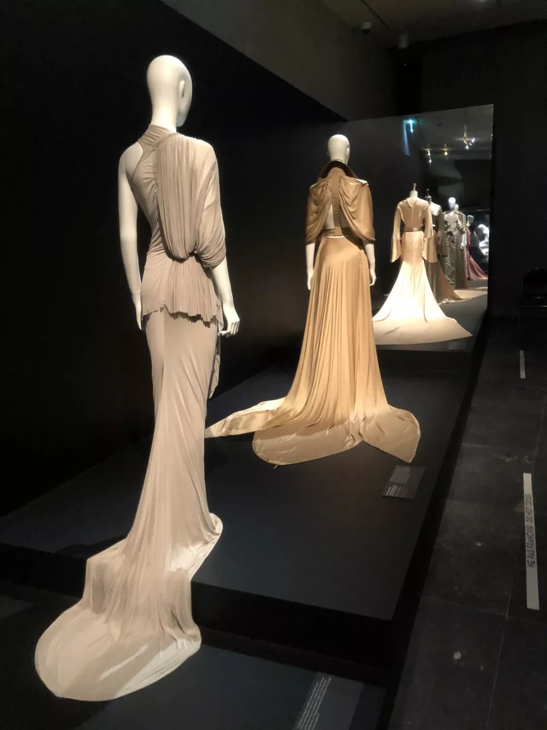 参观了"背后的时尚"展览馆