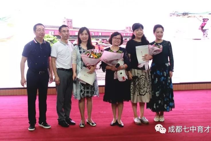在这个特别的时刻,全校师生共同见证了黄梅老师,鄢正清老师,陈蓓老师