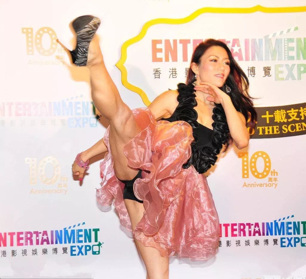 香港新一代武打女星"女版李小龙"与好莱坞导演甜蜜挑选婚戒 10月举行