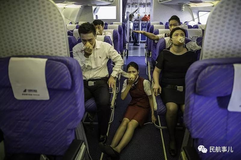 大连航空乘务员在客舱紧急释压时,指导旅客带好氧气面罩