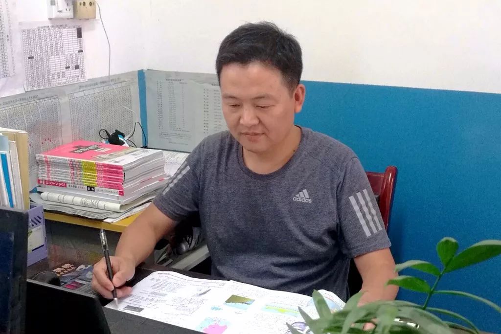 致敬园丁旬阳中学赵克兵潜心教育数十载笑看桃李竞芬芳