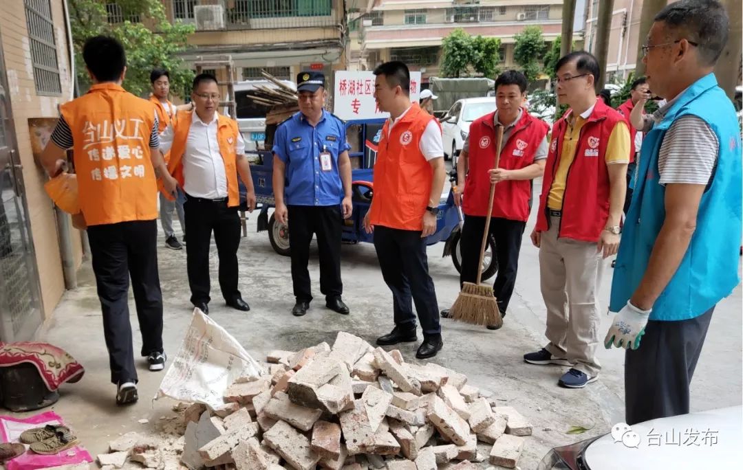 志愿者参与活动,共入户走访居民群众2536户,发放《台山市民文明手册》