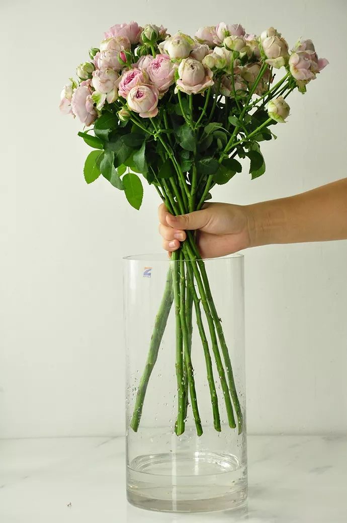 如果是需要制作手拿的花束,这时候可以用双手虎口沿着花器边缘取出.