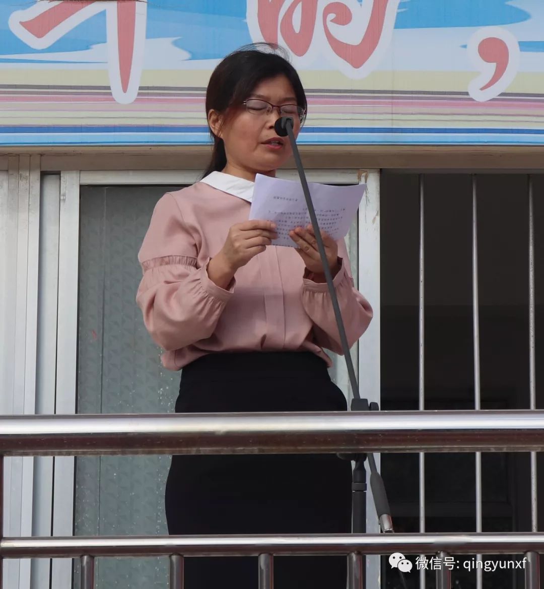 教师代表高三年级崔真花老师做出庄严承诺于靖文,王奕博,郑皓骏三位