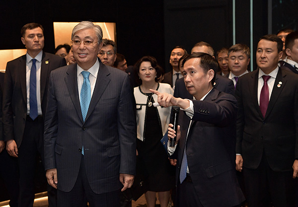 哈萨克斯坦总统参观阿里总部，与新任董事长张勇对谈普惠发展