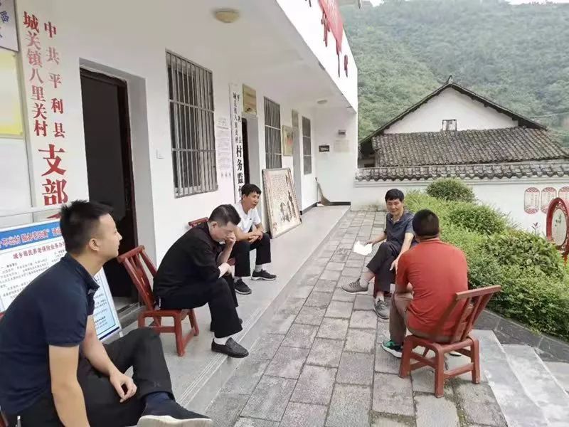 县教科局局长李绍彬到八仙镇中小学督查指导贫困退出义务教育有保障