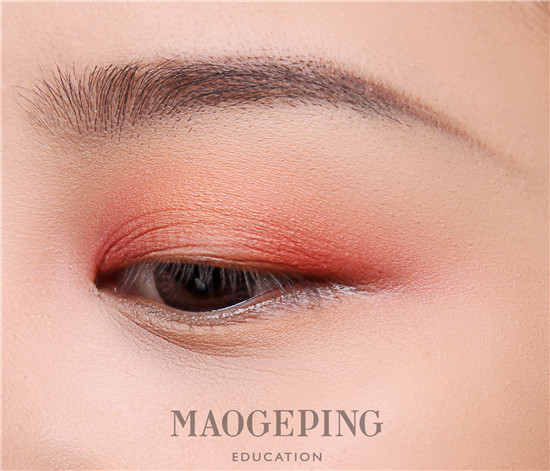 步骤三:桃红色眼影向中间晕开,两种颜色的眼影之间不要有明显的分界线