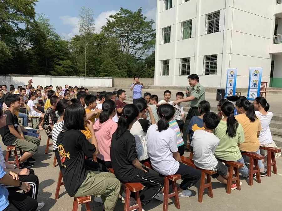 重磅中国禁毒爱心形象大使戴文军走进永春锦斗中学开展禁毒宣传教育