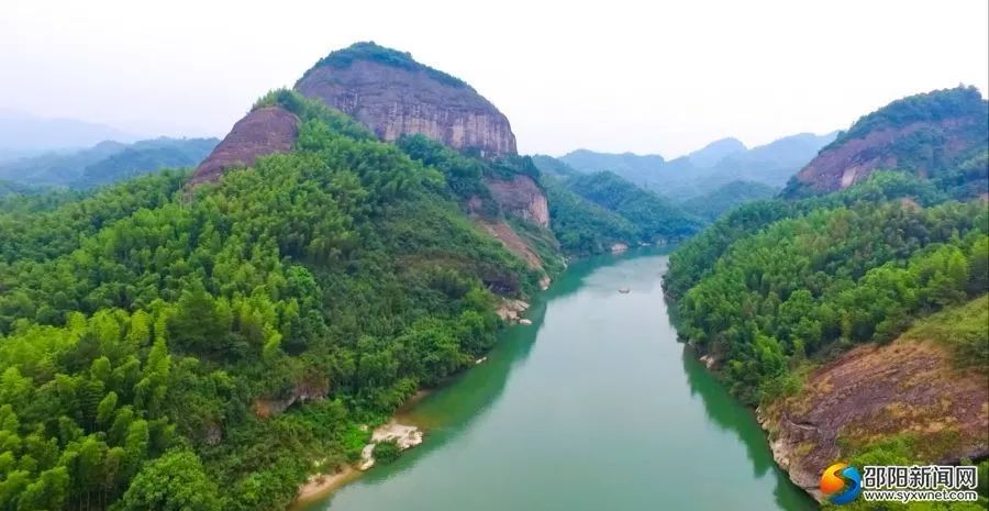 古朴的小镇生机勃勃崀山镇改造后的一排排白墙红窗民居与崀山风景浑然