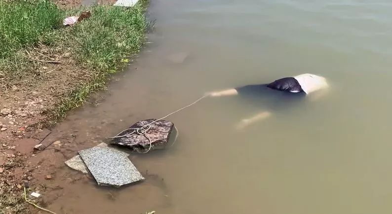 南通一河段惊现一男尸,腿上还绑着救生圈