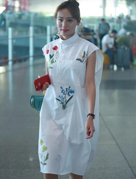 叶一茜学杨丽萍穿民族风裙子，身材太壮实，毫无气质差太远！