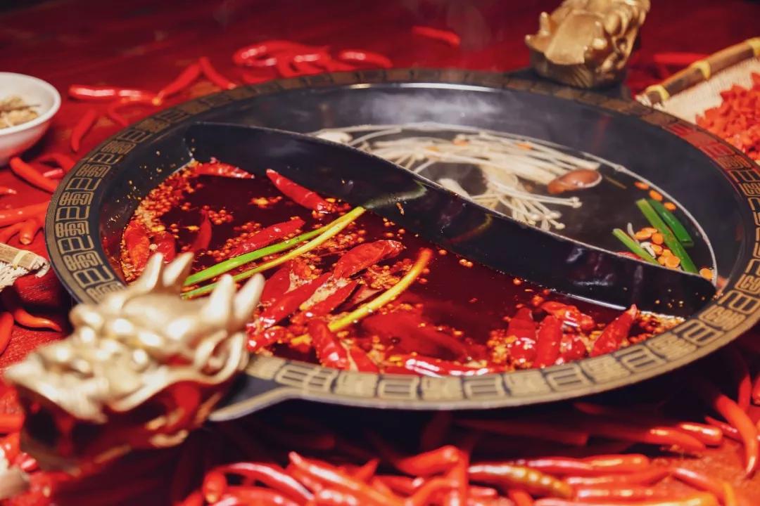 花椒的麻,加之数十种纯天然香料入味,才熬成炊二哥的 酱香牛油火锅
