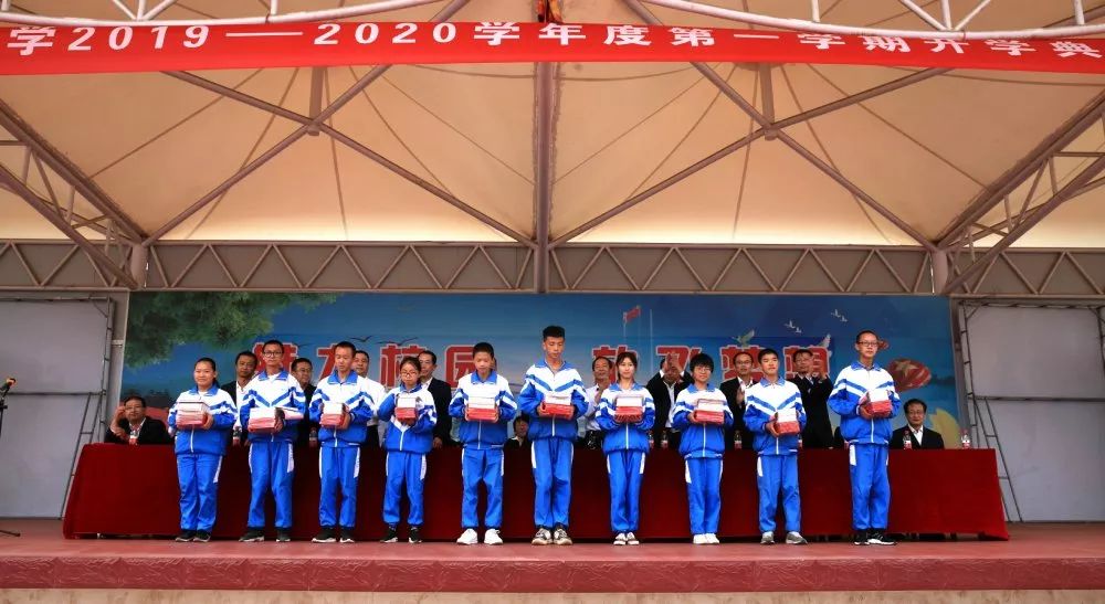 枝阳中学新校长上任的第一次开学典礼和表彰
