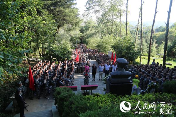 在善洲林场杨善洲墓前宣誓的学员.杨善洲干部学院供图