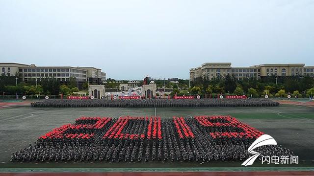 德州高校新生军训方阵创意变换 向新中国成立70周年献礼