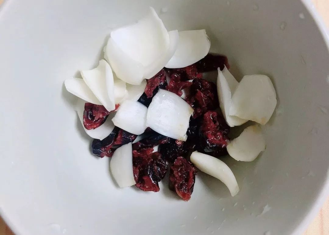 一碗酸甜可口蔓越莓雪梨百合藕粉羹的做法,喝