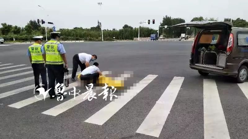 淄博一路口发生事故,1男子不幸身亡!事发时其妻子.