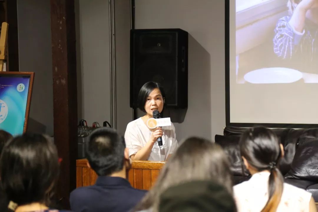 映后交流环节,来自青岛青草坡幼儿园的陈雨老师,结合影片内容,为观众