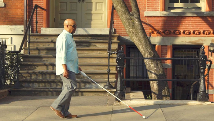 原创盲人工程师发明的智能拐杖能利用谷歌地图帮助盲人导航