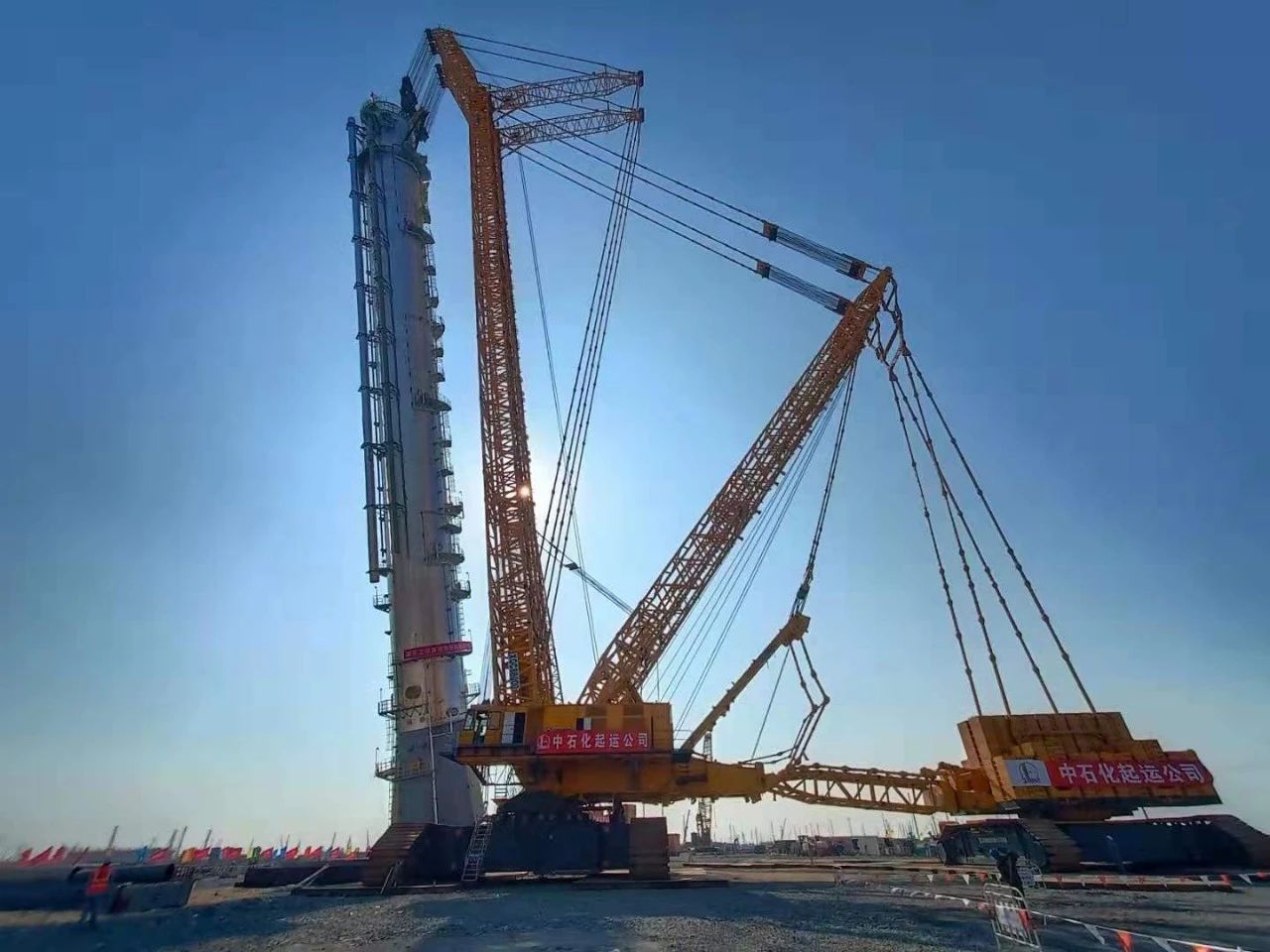 现场直击丨大工程4000吨履带吊再次出马效命中国最大炼厂
