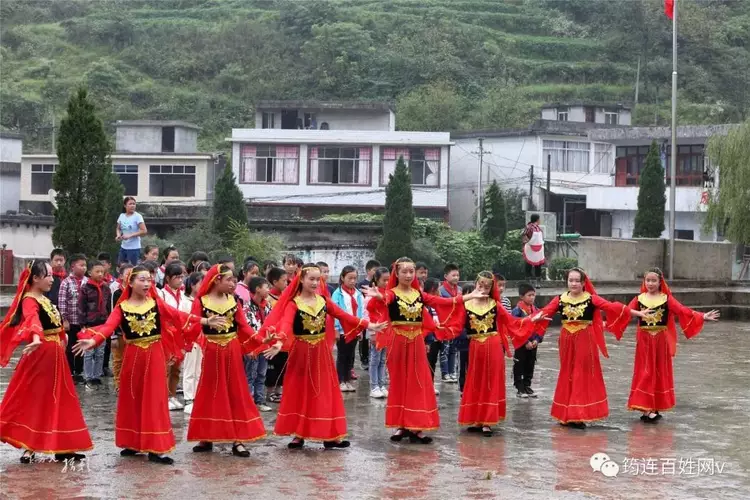 筠连高坪苗族乡四村小载歌载舞,只为向他们表达感谢!