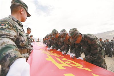 官兵在叶城烈士陵园开展祭扫活动,向先烈表达崇高敬意.