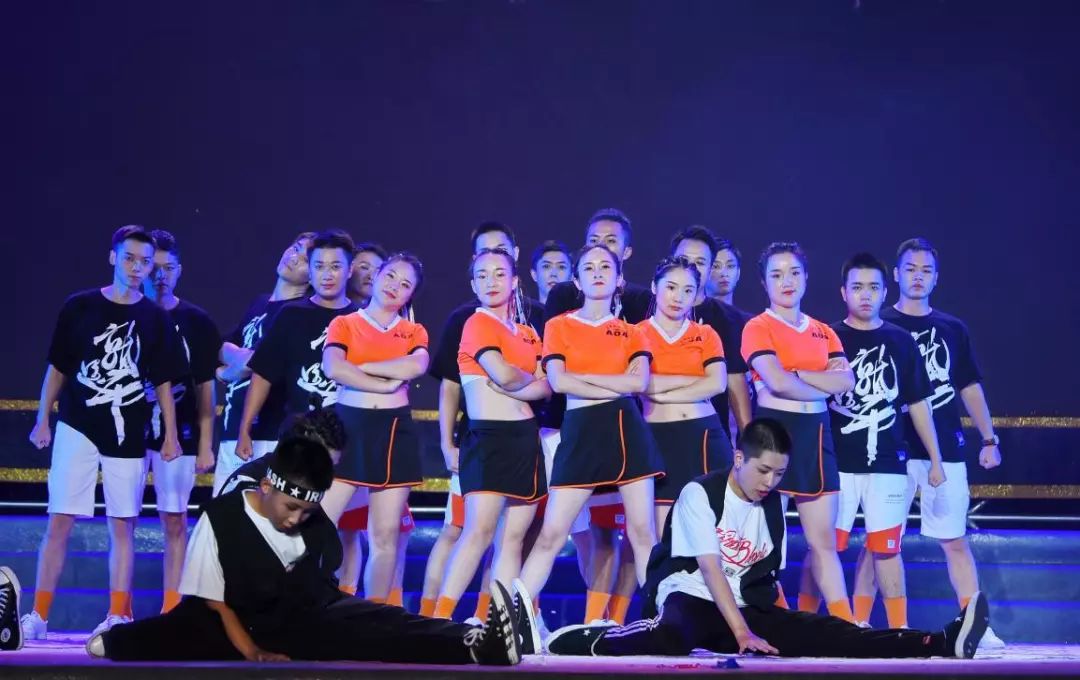 舞蹈《舞动青春》