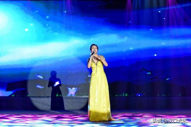 欢歌起舞过中秋 汉口江滩大舞台中秋晚会精彩纷呈