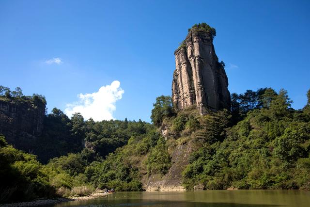 亚洲第一巨石高200米,就在中国福建,一块石头就是一座山 亚洲第一巨石高200米,就在中国福建,一块石头就是一座山