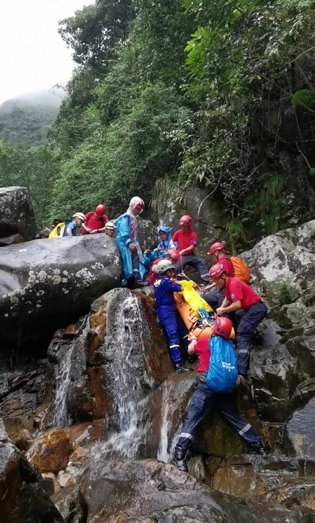 争议声中的民间救援:两位蓝天救援队员命陨白马山_驴友