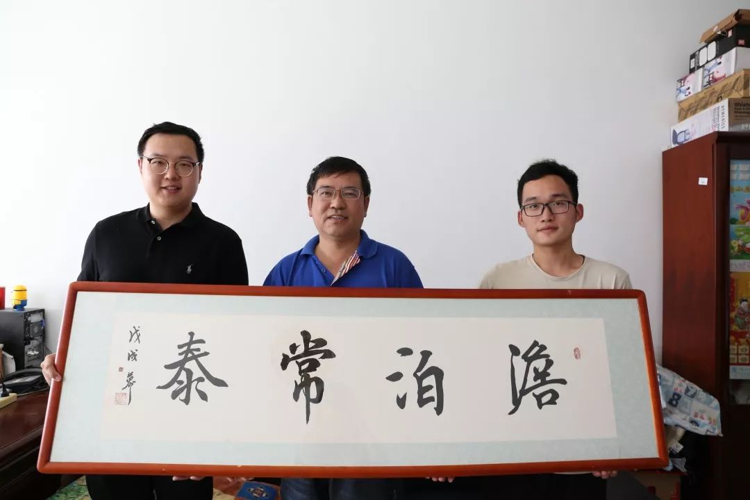 学生代表为刘可禹老师赠送书法作品学生代表张浩,于蔡欣达为范宜仁