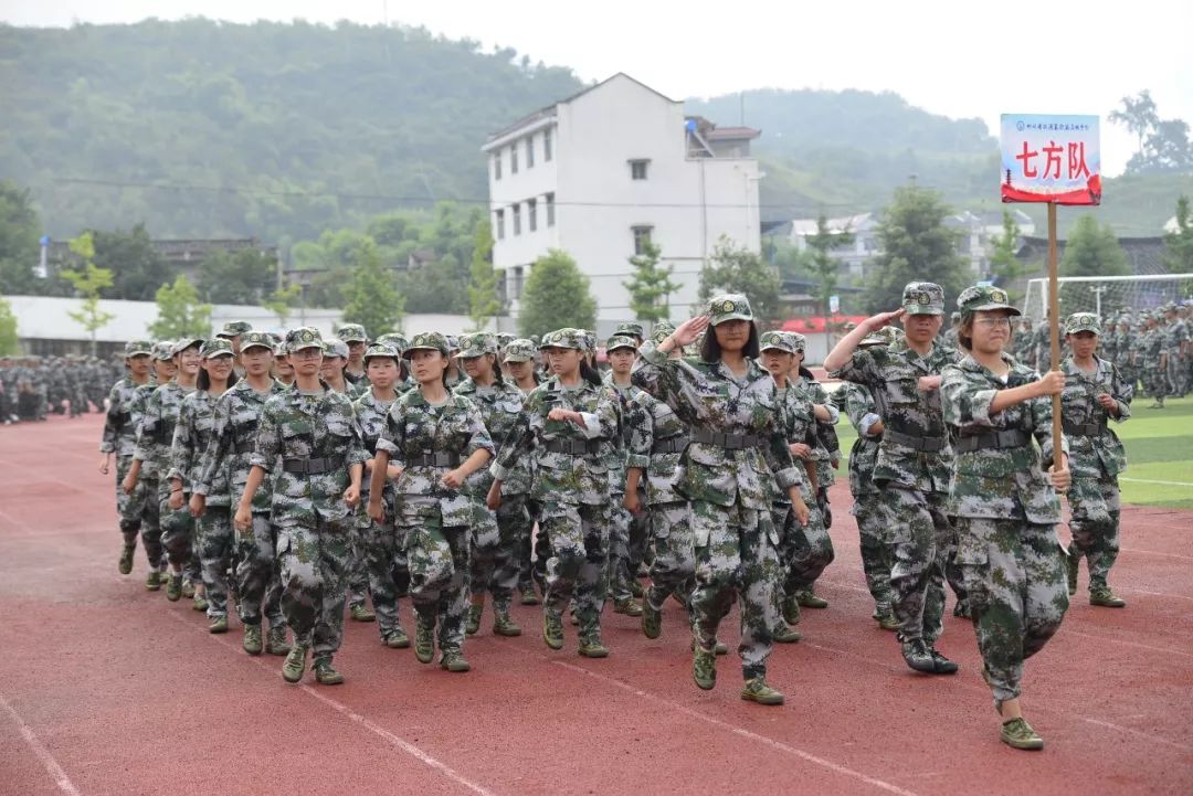汉源县职业高级中学2019级新生军训结训啦丨请铭记这段迷彩的日子
