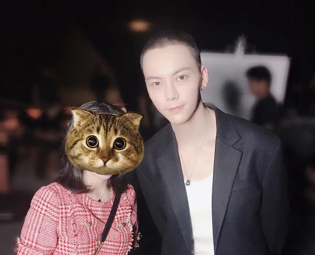 陈伟霆自己给自己剃头,比板寸还短,居然衬的五