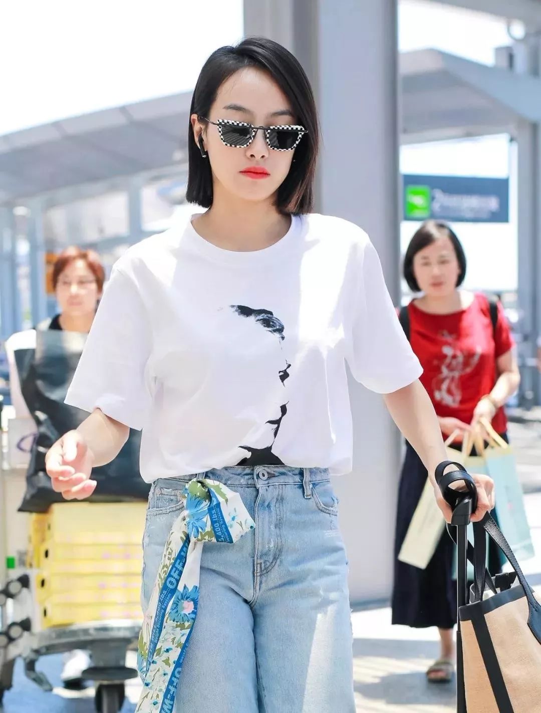 搭配衣服的丝巾怎么系 d0e60243c2614994ba964c5520f5f046.jpeg