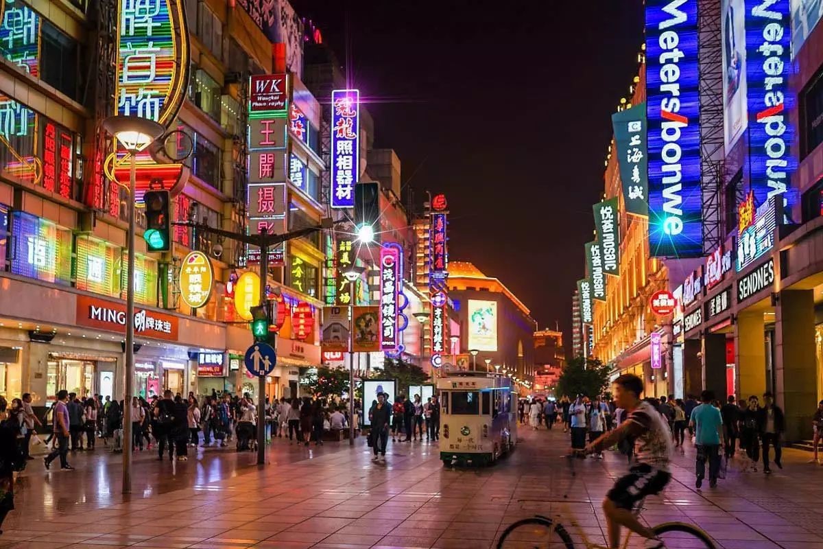华为全球最大旗舰店选址上海20年核心商圈南京路
