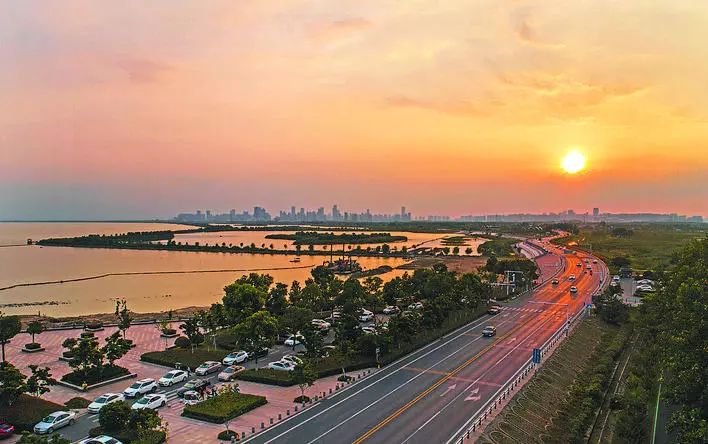 合肥合并巢湖gdp_合肥巢湖沙滩(2)