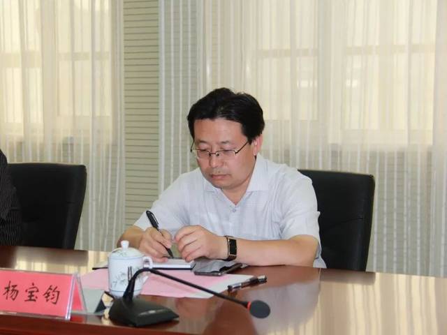 忻州实验中学校长杨宝钧参加座谈