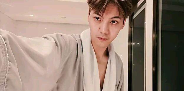 陈伟霆自己给自己剃头,比板寸还短,居然衬的五