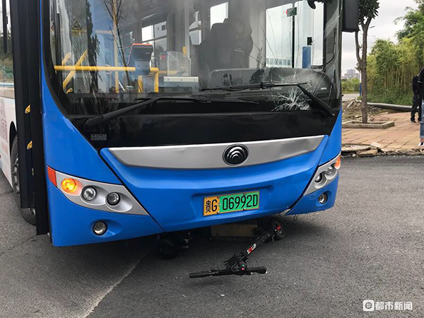 贵州安顺一公交车与电动自行车相撞，骑行男子当场死亡