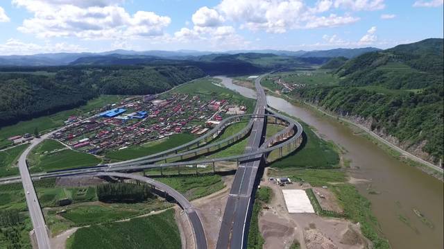 公司主持设计的北盘江大桥和鹤岗至大连高速公路抚松段分获菲迪克特别