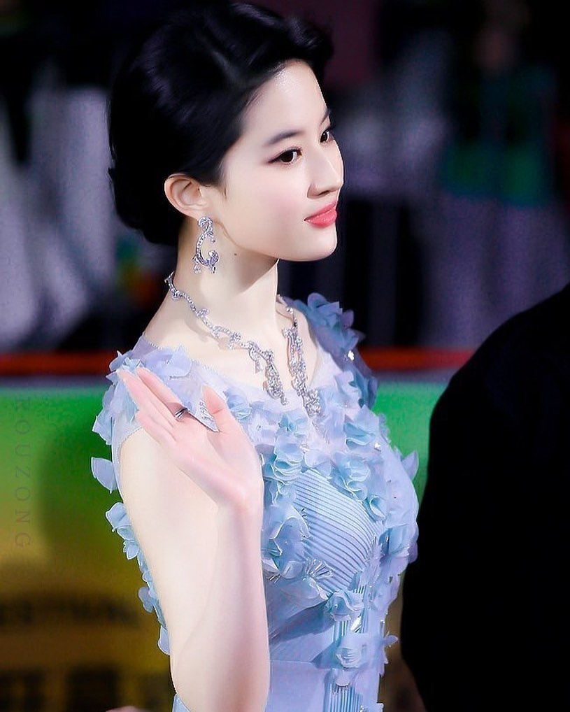 如今刘亦菲成为世界珠宝品牌尚美巴黎代言人,从一位公主