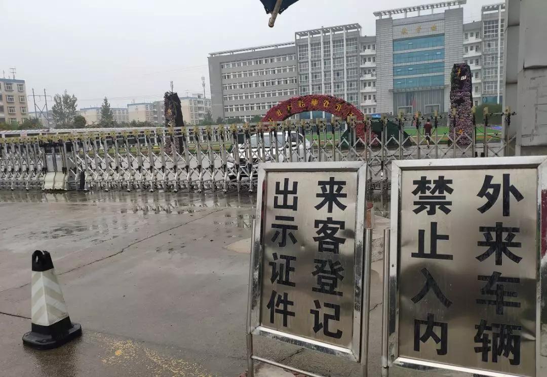 发现这所学校并无教学区,而是租用了西安联合学院的教学楼