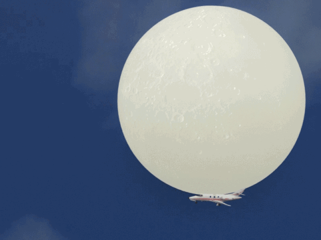 一大波飞行员开着飞机把月亮偷走了!