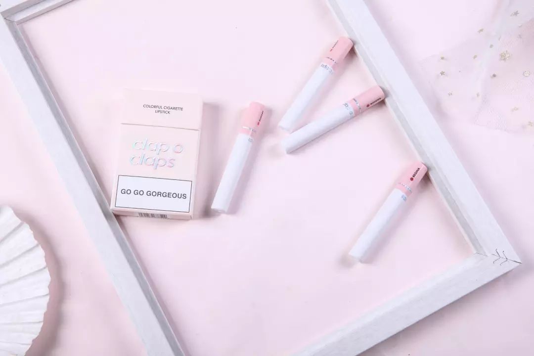 每日一物|59元四支烟管口红,质地滋润不拔干,特别是女王红棕色可以说是神仙级美貌了!