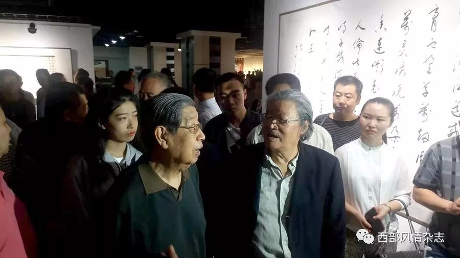 陕西省委原书记张勃兴同志宣布展览开幕并参观展览.