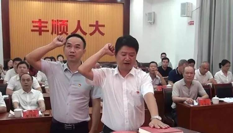 县十五届人大常委会召开第二十二次会议决定任命谭杭