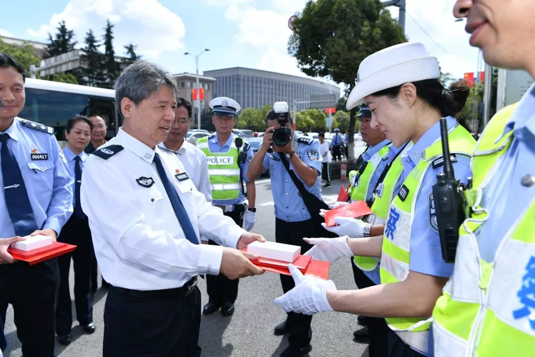 任军号同志中秋深入昆明一线实战单位 开展战时慰问授奖