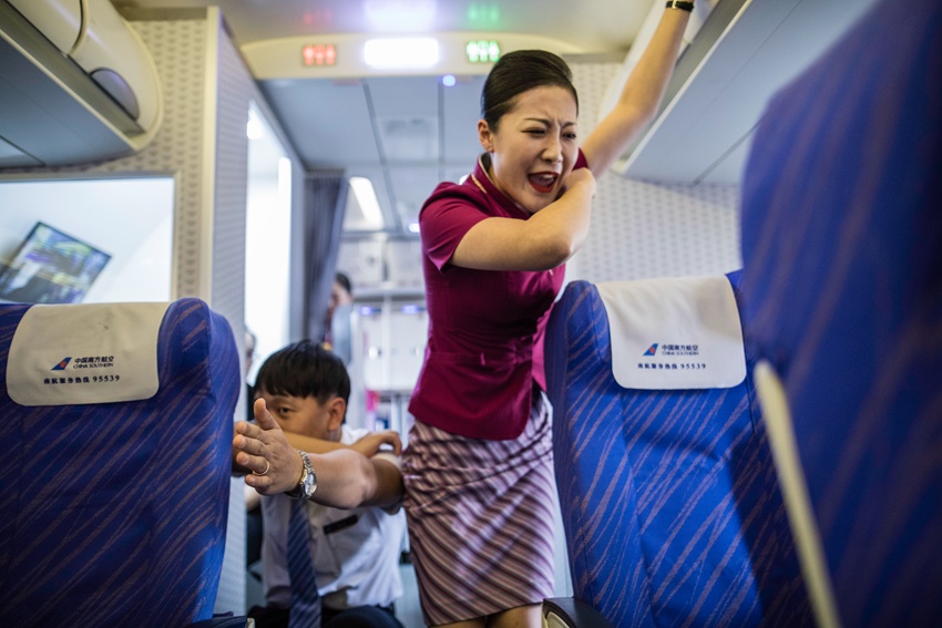 本次应急演练科目包含客舱释压,机上锂电池冒烟失火,旅客受伤,颠簸